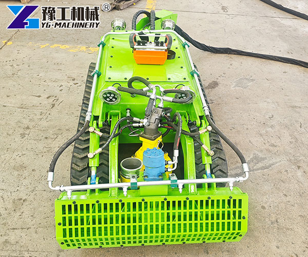 Underwater sludge removal robot cleaning cooling pool