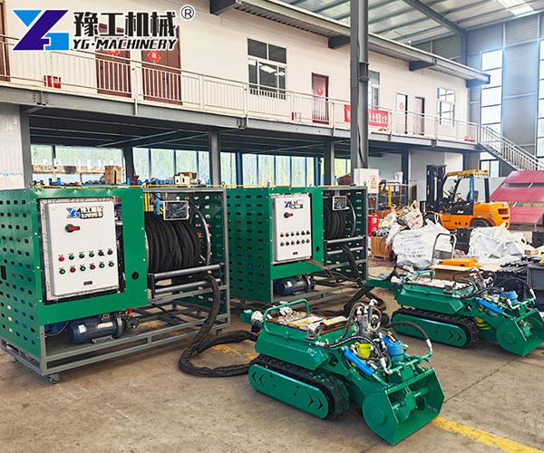 Underwater sludge removal robot with hydraulic system