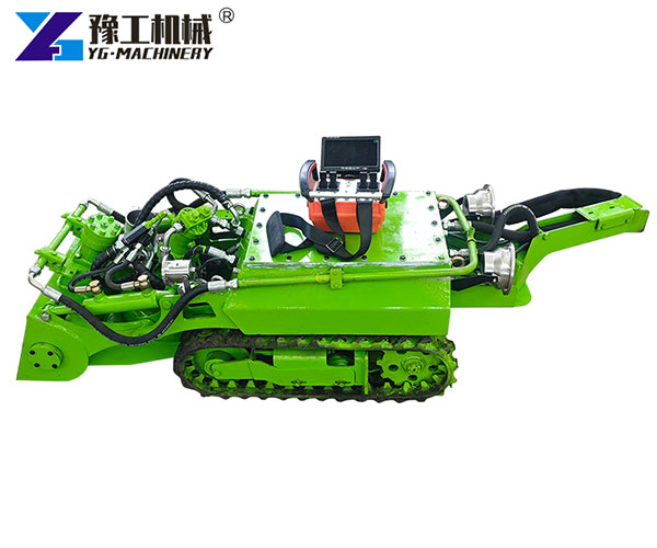 Unmanned dredging robot working in sewage pool