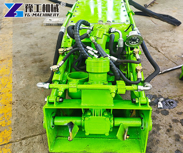 Tank cleaning robot for industrial tanks