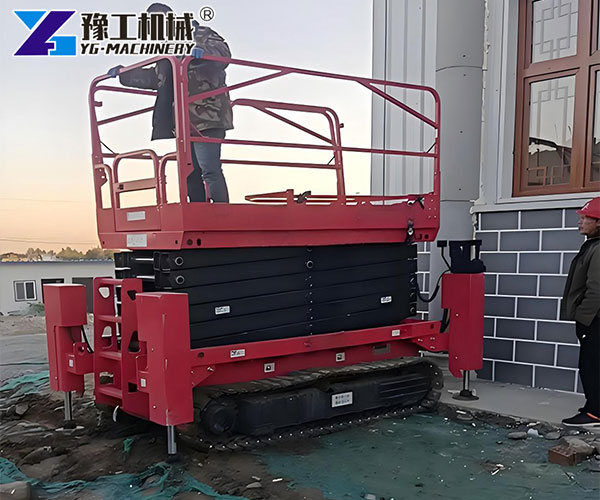 Self-propelled scissor lift outdoor